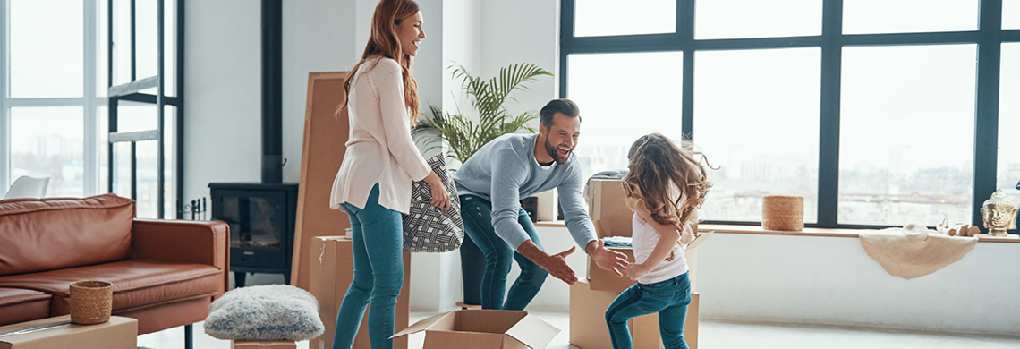 Umzug Familie hat Spaß beim Umzug