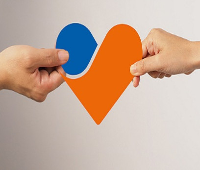 PIA Zwei Hände halten ein Herz